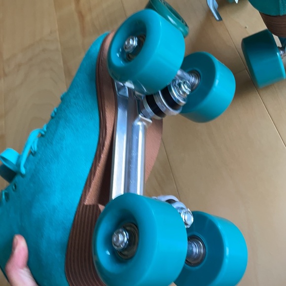 Intentionally Blank turquoise skates - Picture 8 of 8